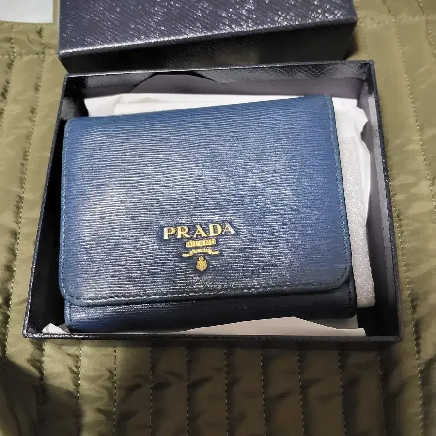 프라다지갑