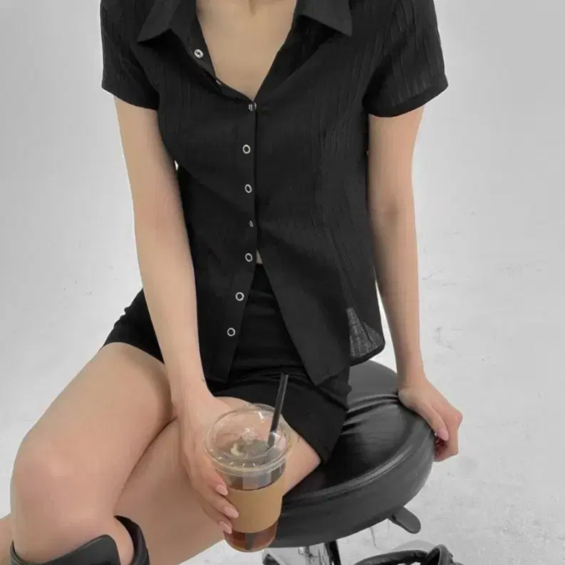 블랙업 버튼 플리츠 블라우스
