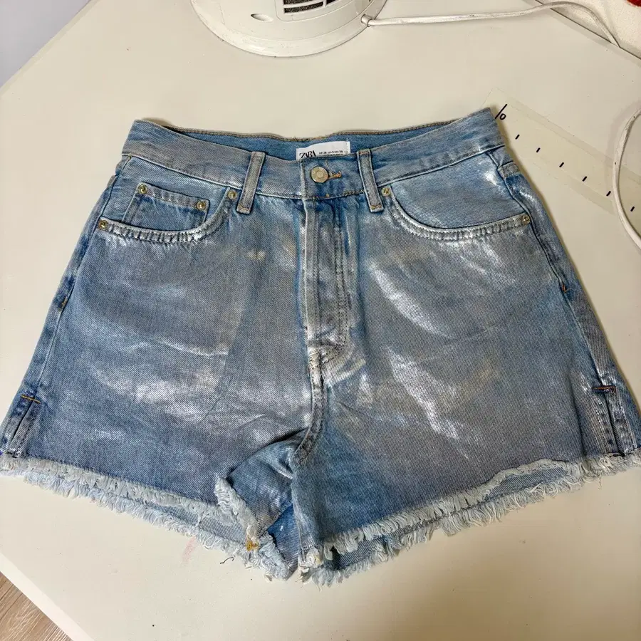 자러 실버 코팅 데님 핫팬츠 27인치 ㅡ0728