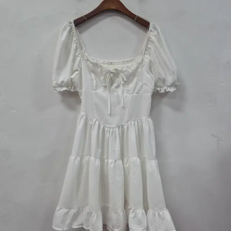 SHEIN 화이트 퍼프 소매 스퀘어넥 프릴 원피스