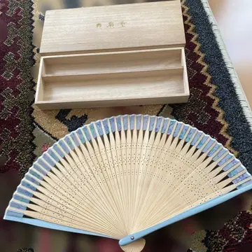 부채 방울 달린 나무 상자 포장