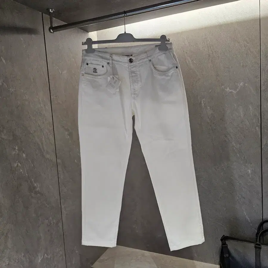 브루넬로 쿠치넬리 자수로고 화이트 데님팬츠