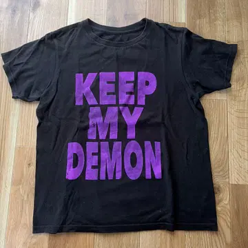 KEEP MY DEMON 로고 프린트 티셔츠 블랙
