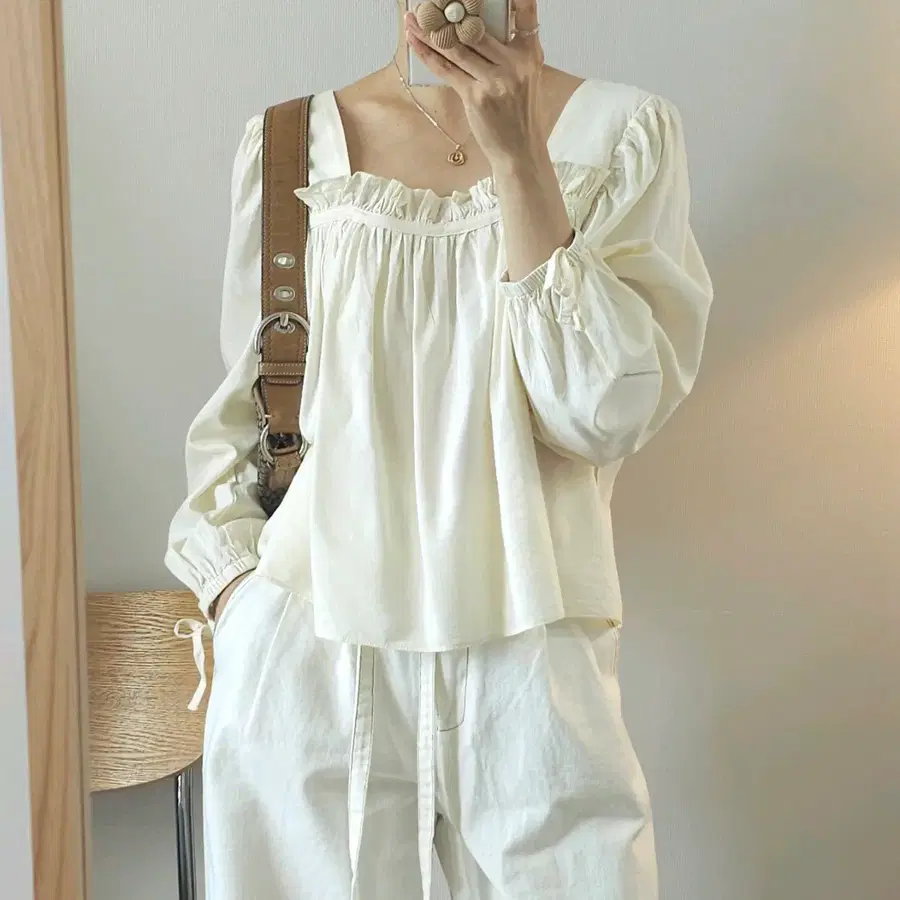 (L)LUUL 루엘 여성 프릴 스퀘어넥 퍼프 긴팔 블라우스 J8W4781
