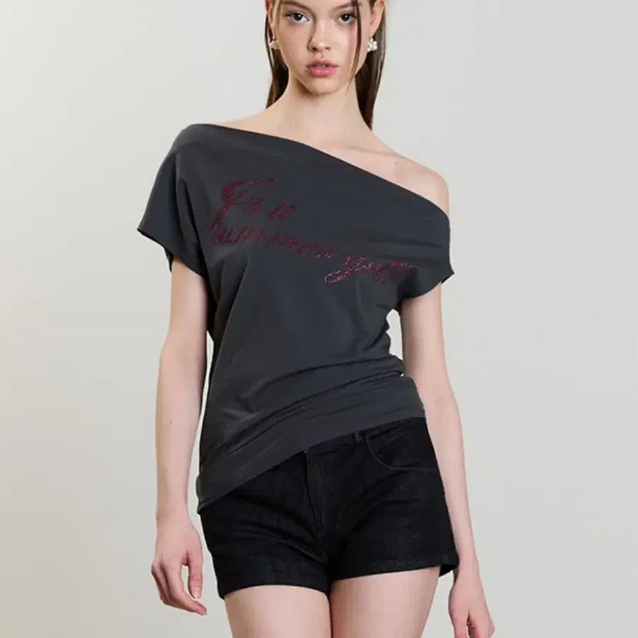 러브이즈트루 GLITTER OFFSHOULDER TEE 글리터 오프숄더