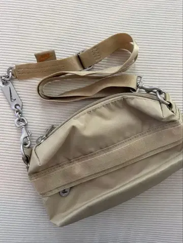 새상품급 NIKE 퓨추라 럭스 크로스 바디백