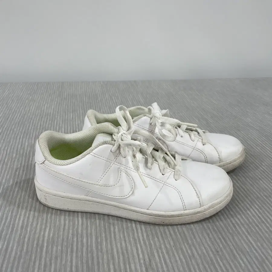 941) 나이키 코트 로얄2 넥스트 네이처 230mm