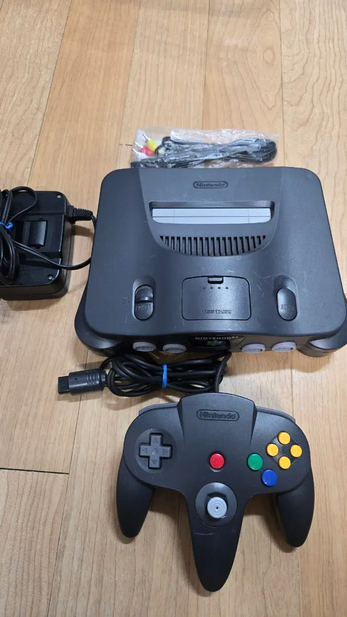 닌텐도64 본체 + 컨트롤러 1개 케이블포함