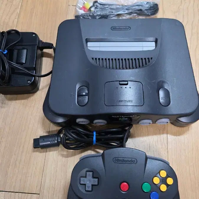닌텐도64 본체 + 컨트롤러 1개 케이블포함