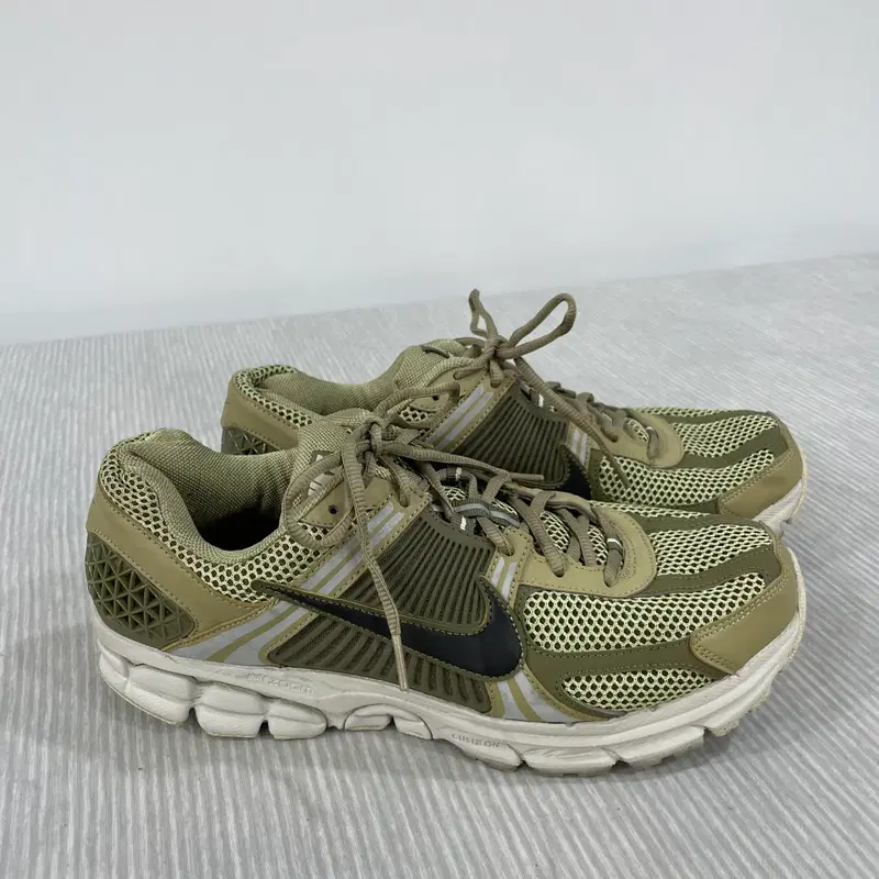 1046) 나이키 줌 보메로 5 뉴트럴 올리브 290mm