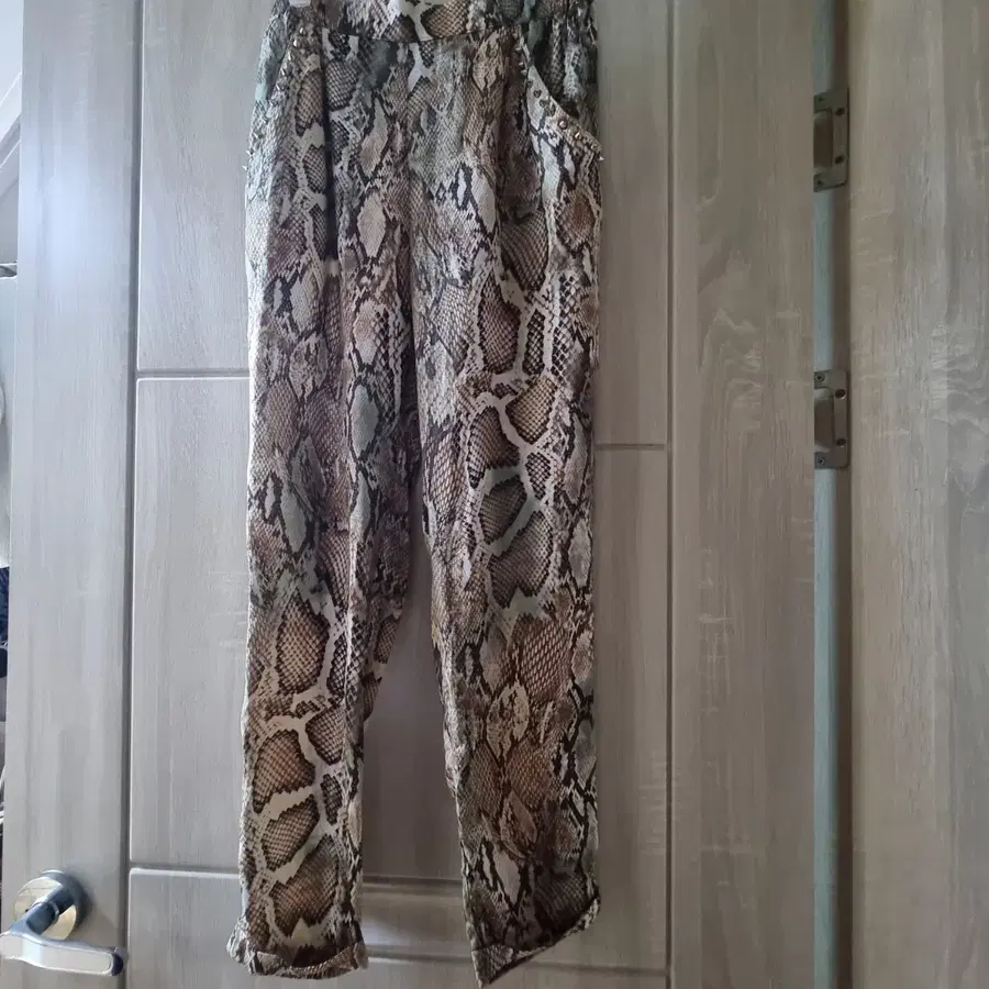 (새상품)ZARA 뱀피 패턴 팬츠 XS 사이즈