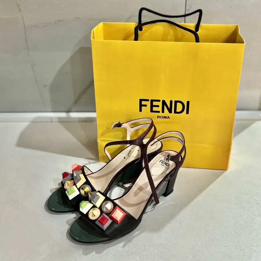 펜디(FENDI) 여성 스트랩 샌들/구두