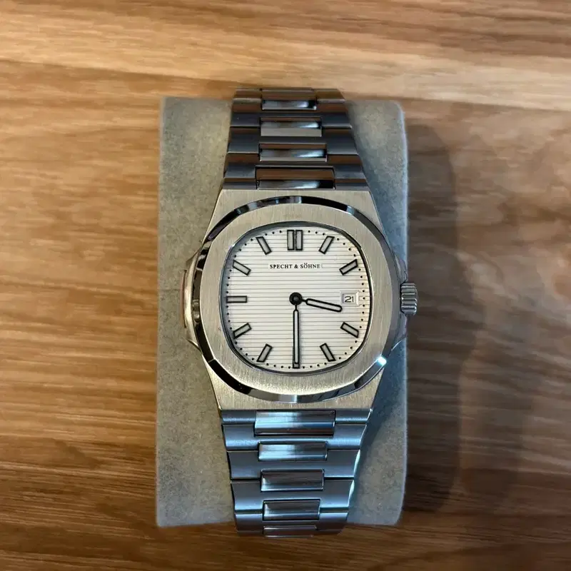 Specht & sohne 노틸러스 오마주 쿼츠 37mm 시계