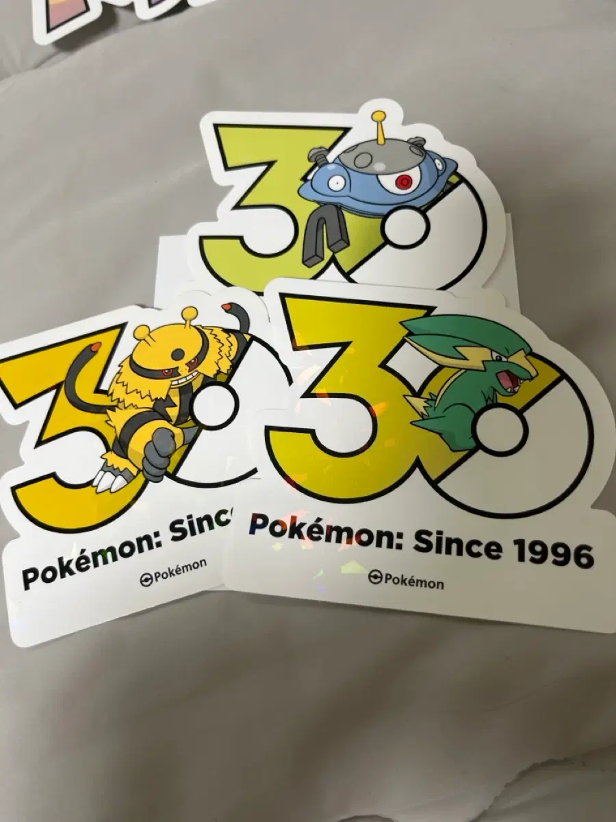 포켓몬 스토어 30주년 로고스티커 컬렉션 팝업 전기타입 에레키블 썬더라이 자포코일