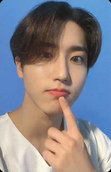 StrayKids WAVE11 한 NACIFIC 콜라보레이션 파란색 배경