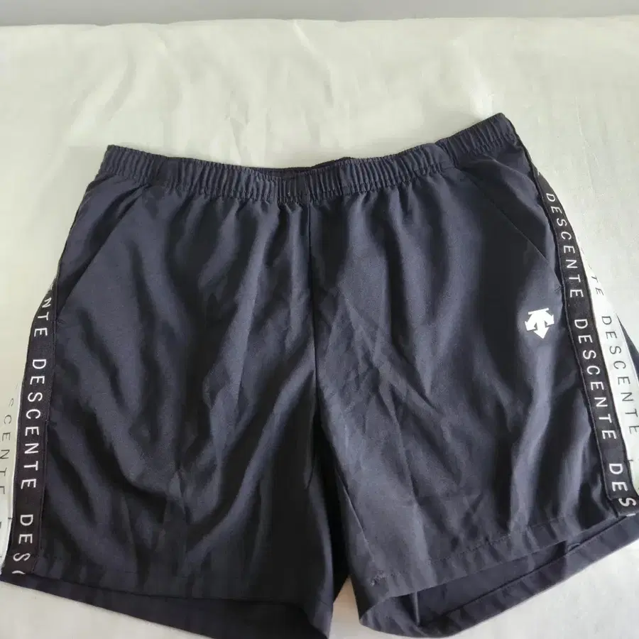 데상트 블랙 라인 반바지