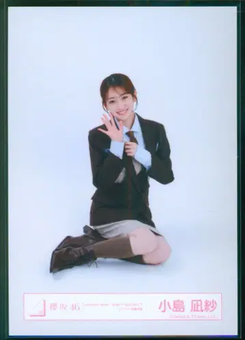 사쿠라자카46 Lonesome rabbit / What's 'KAZOKU'? 코지마 나기사 자켓 사진 의상 앉은 모습