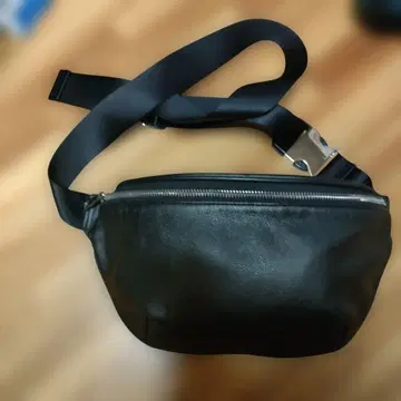 gu 가죽 바디백 블랙