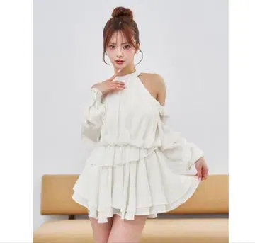 다리치 화이트 오프숄더 프릴 원피스 거의 미사용