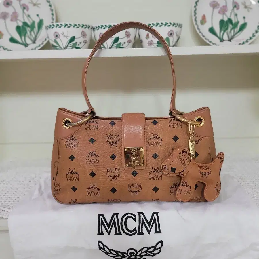 MCM 비세토스 카멜 숄더백 +키링