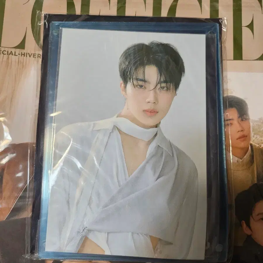 제로베이스원 더현대 팝업 포토 프레임