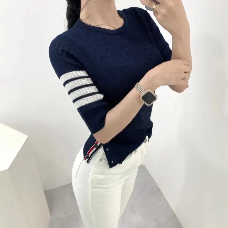 에이블리 톰브 네줄 배색 여름 시스루 라운드넥 트임 반팔 니트 티셔츠 크롭 로고 단추 버튼 수입의류 고급 명품