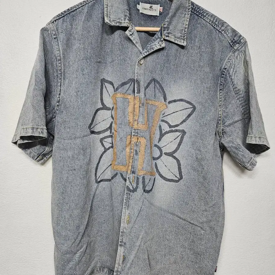 아너더 기프트(Honor The Gift)'의 페이디드 워시 로고 데님 셔츠 L (Faded Wash Logo Denim Shirt