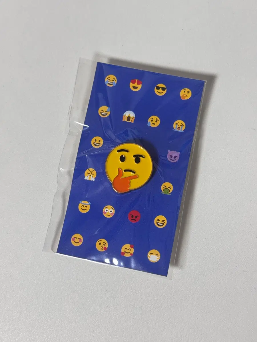 흠터레스팅 이모티콘 금속 뱃지