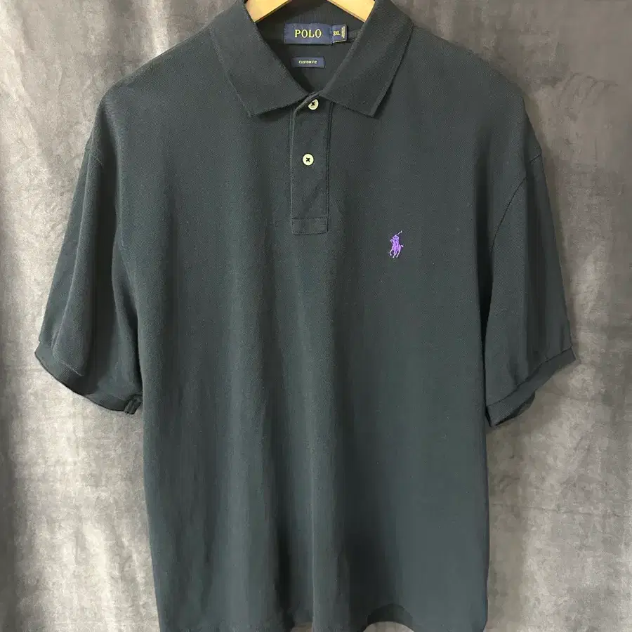 폴로 랄프로렌(Polo Ralph Lauren)의 커스텀 핏 반팔 카라티(피케 셔츠)