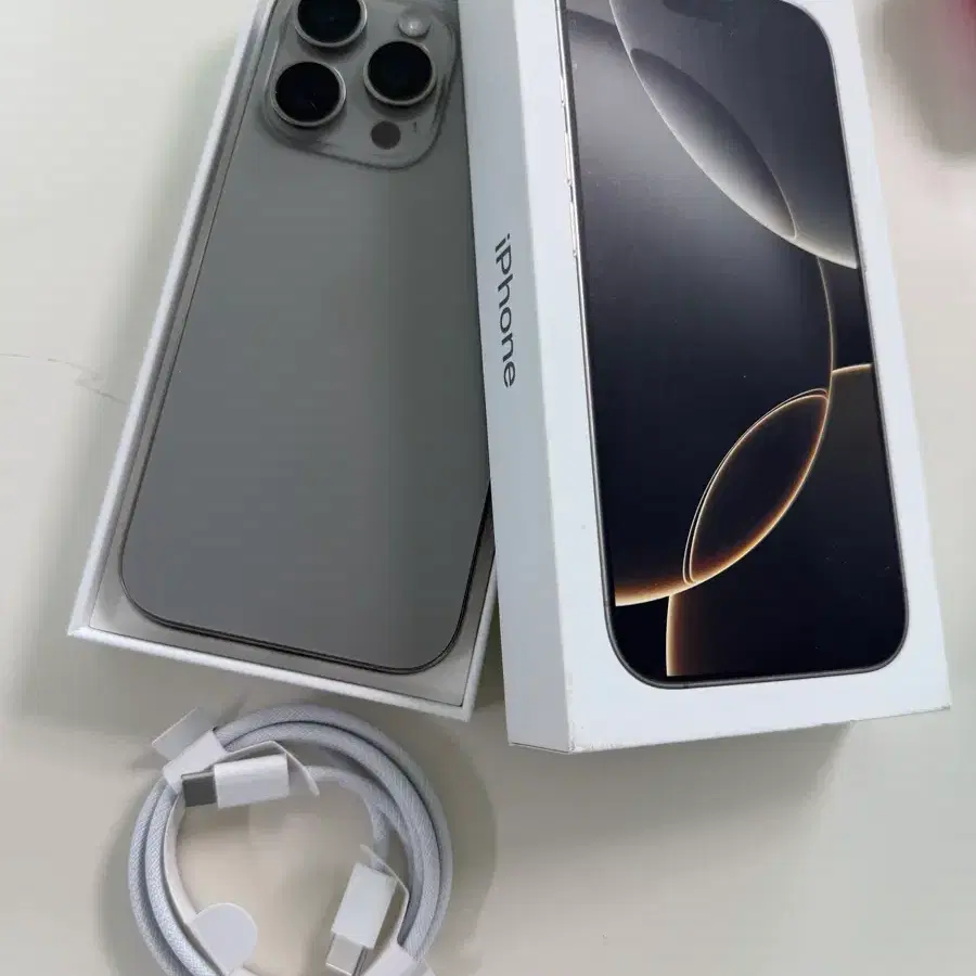 애플 아이폰 16 프로 실버 256GB + 충전 케이블