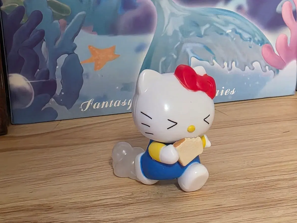 산리오 지각이다 식빵 피규어 가챠 헬로키티