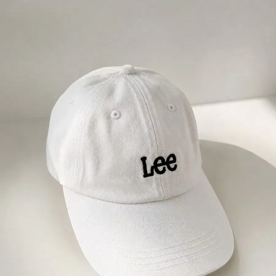 리 보색 로고 볼캡 화이트