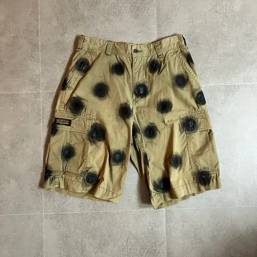 32) 폴로 도트 카고 반바지