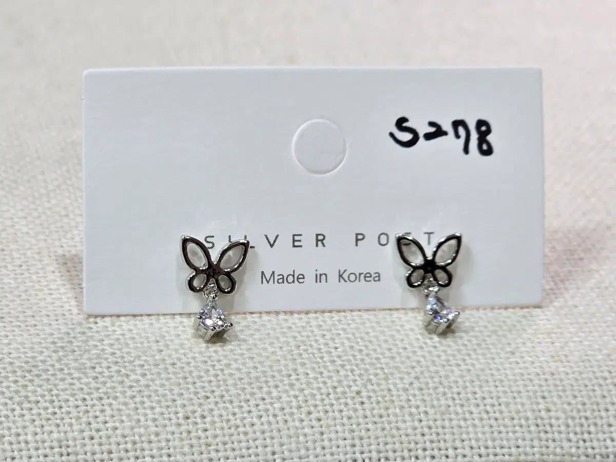 나비 큐빅 귀걸이