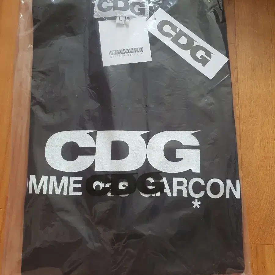 CDG(꼼데가르송) 로고 반팔티 블랙 L 사이즈