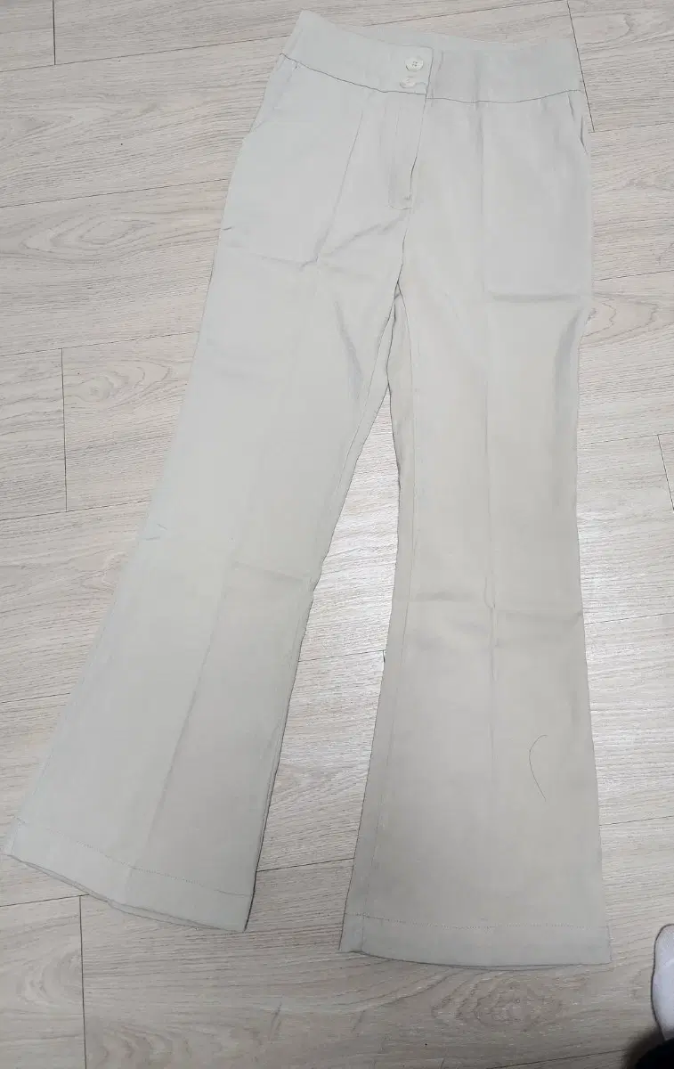 베이지색 정장바지