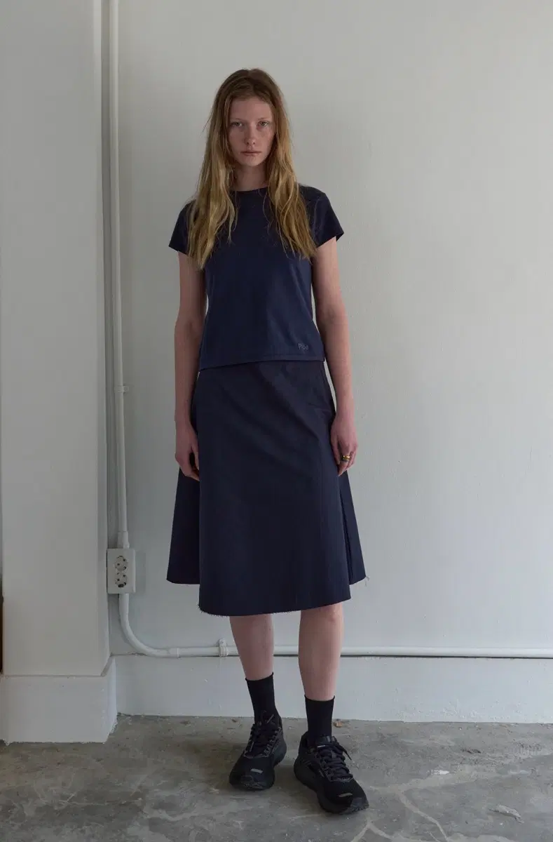 파이카 백 플리츠 미디 스커트, 네이비 (pica back pleated midi skirt)