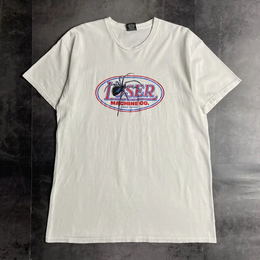 LOSER MACHINE COMPANY 화이트 그래픽 반팔티셔츠 A01322