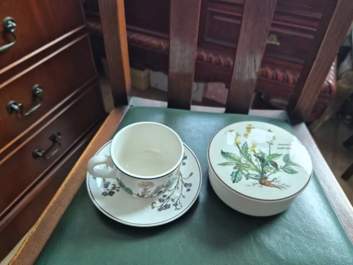 빌레로이앤보흐(Villeroy & Boch)의 보타니카(Botanica) 시리즈 찻잔 세트