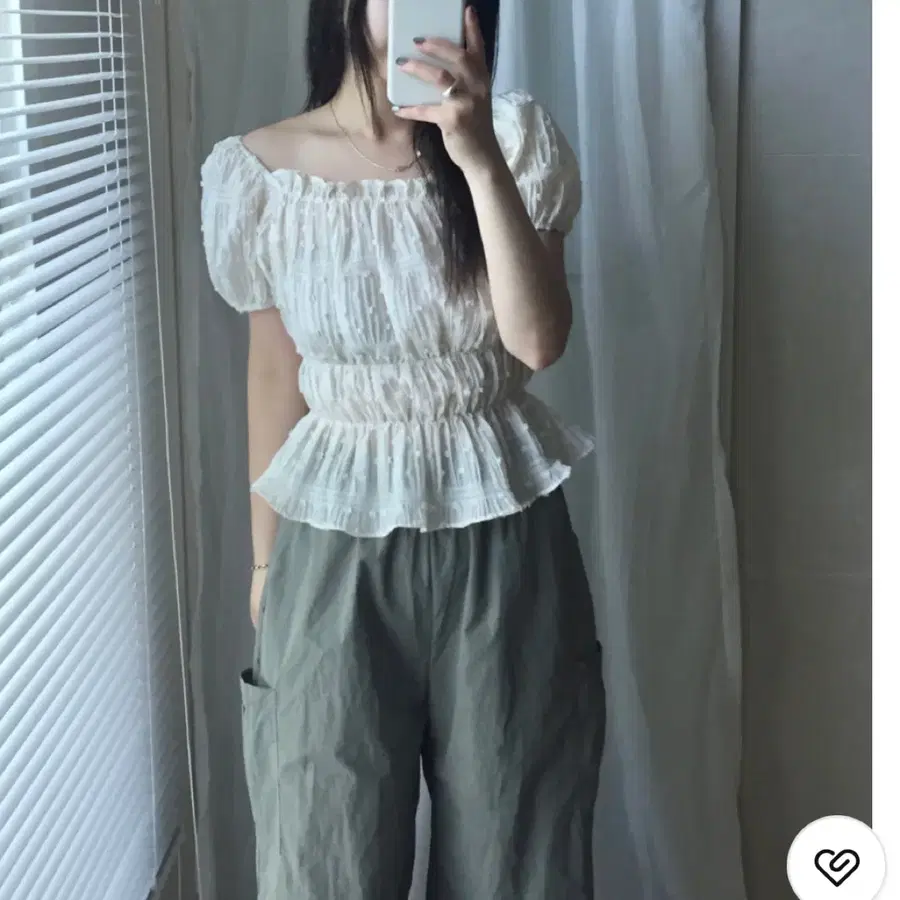 베이지 오픈숄더 블라우스