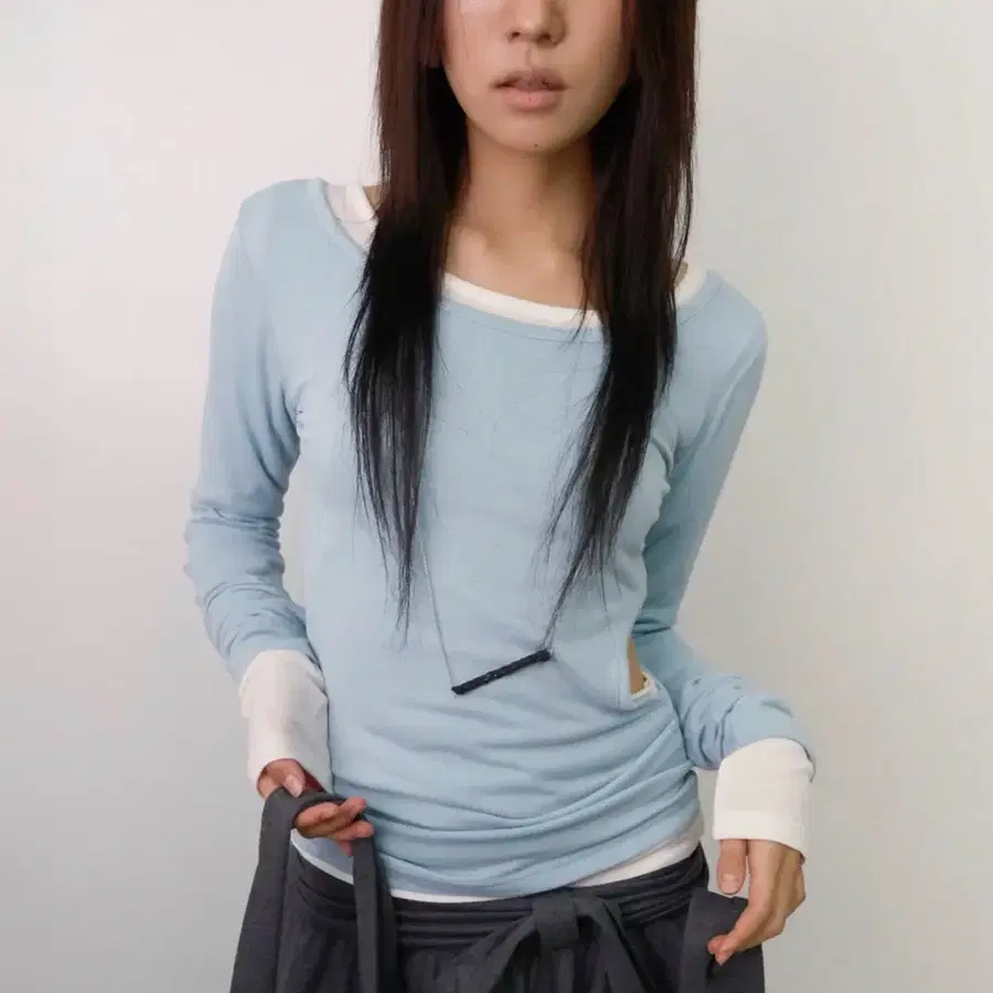 루즈슬립오버 컷아웃 롱슬리브티 모낭스카이 하늘색