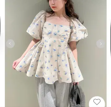 릴리 브라운 꽃무늬 퍼프 슬리브 상의
