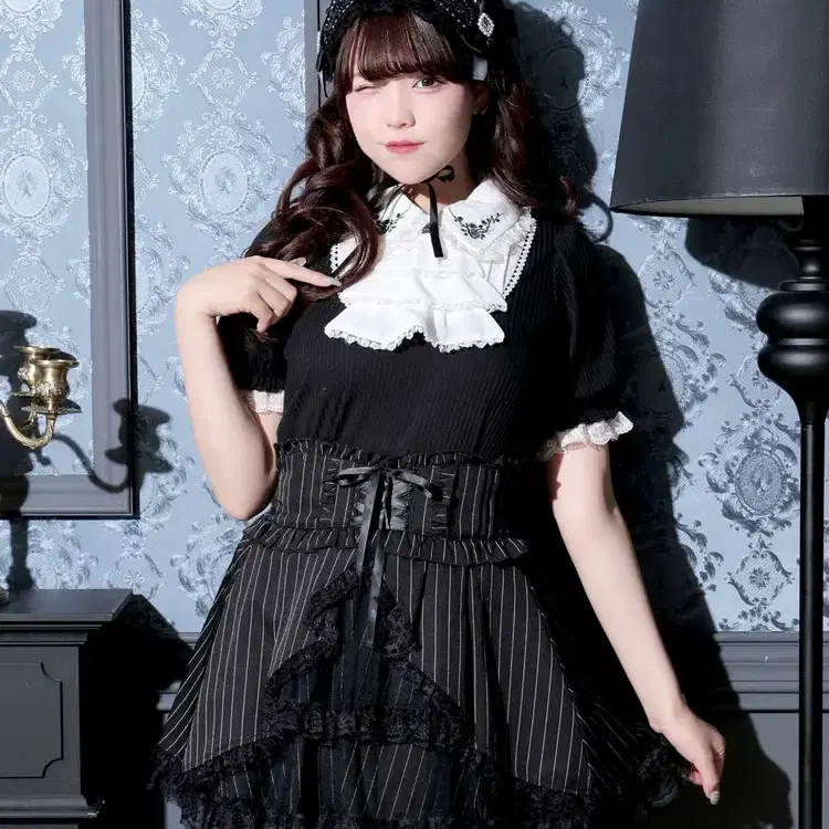 노에미 NOEMIE 로즈 자수 자보 컷쏘 반팔 티셔츠