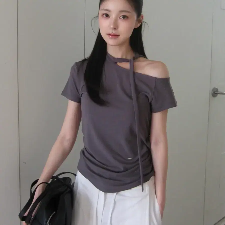 아틀리에나인 ONE SHOULDER SCALF TEE