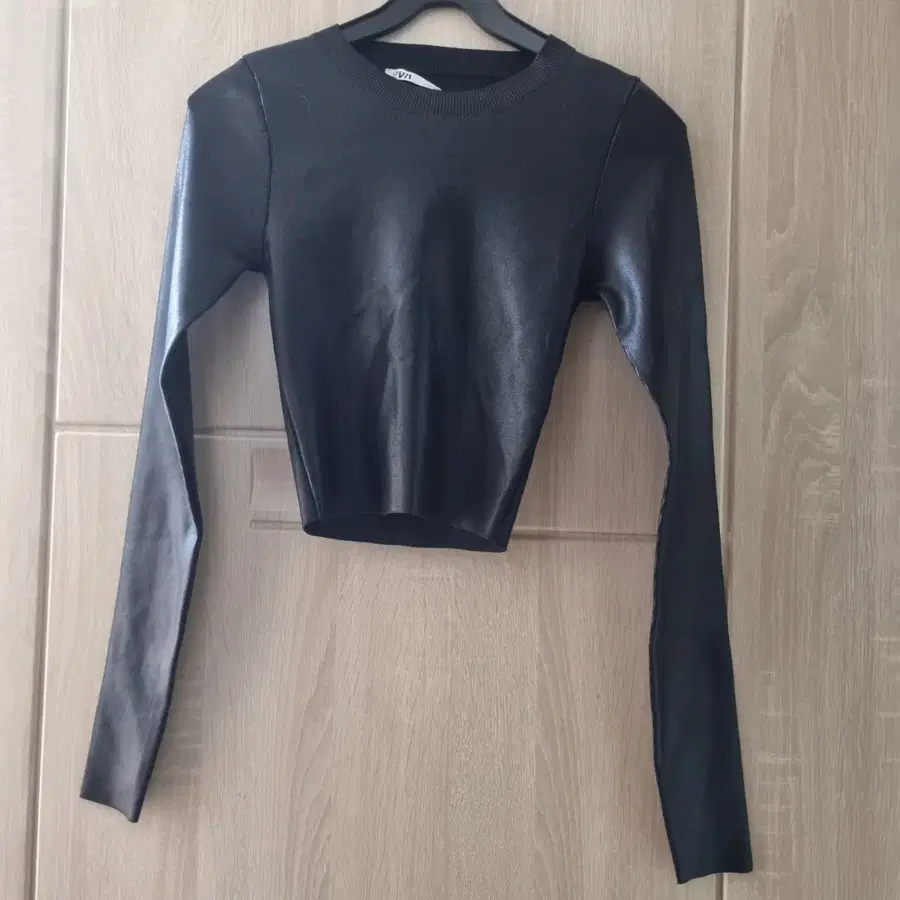 (새상품)ZARA 블랙 크롭 탑 XS사이즈