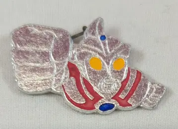 소학관 괴수 배지 1) 울트라맨 A 비행 포즈 약 34mm 등장 장면 1)
