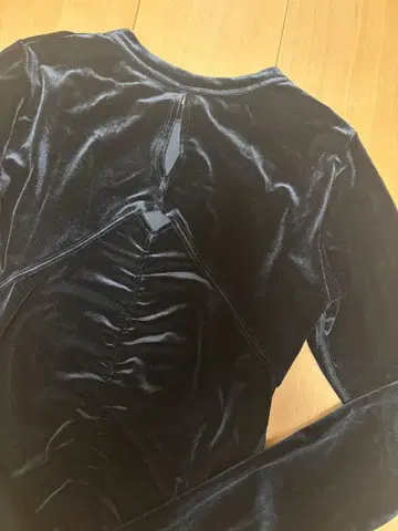 벨로아 긴팔 티셔츠 블랙 백 오픈