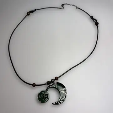 초승달 모티브 목걸이 그린