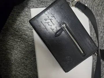벨루티 원주르드 포쉐 메신저백 블랙