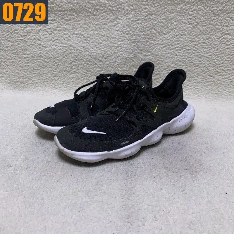 230 NIKE 나이키 프리런 5.0 스니커즈